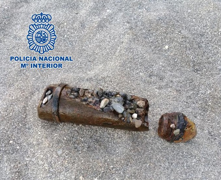 La Polica Nacional desactiva una proyectil explosivo de la Guerra Civil en la playa de Carchuna